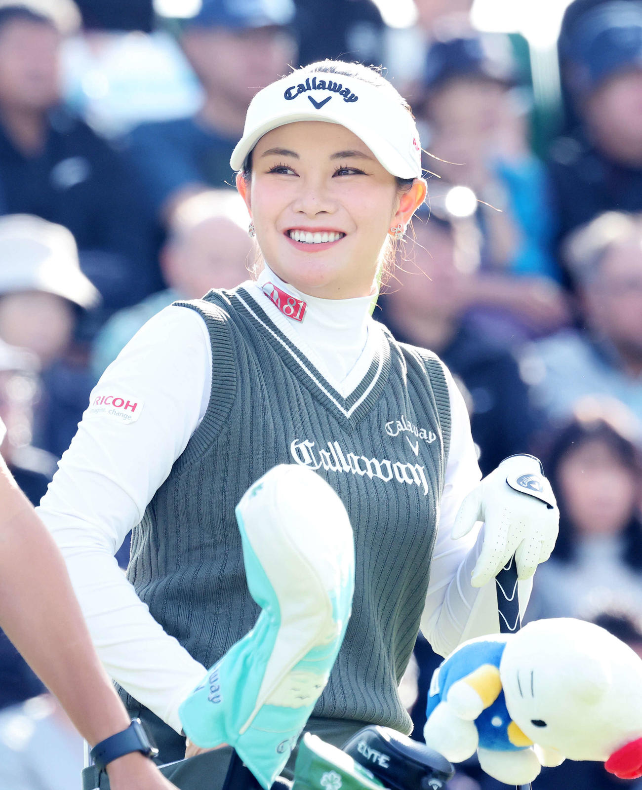 1番、ティーショット前、笑顔を見せる河本（撮影・鈴木正人）