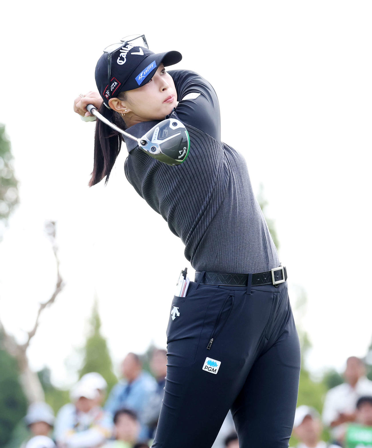 1番、ティーショットを放つ柏原（撮影・鈴木正人）