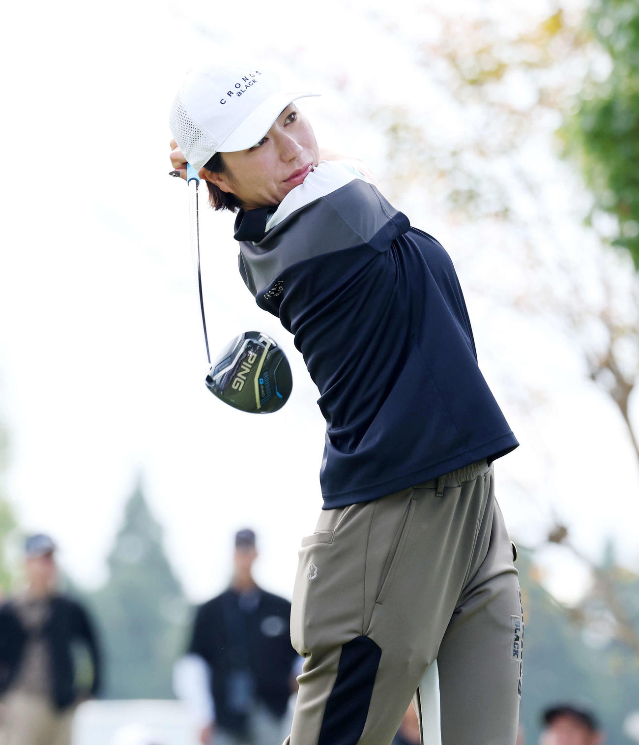 1番、ティーショットを放つ岡山（撮影・鈴木正人）
