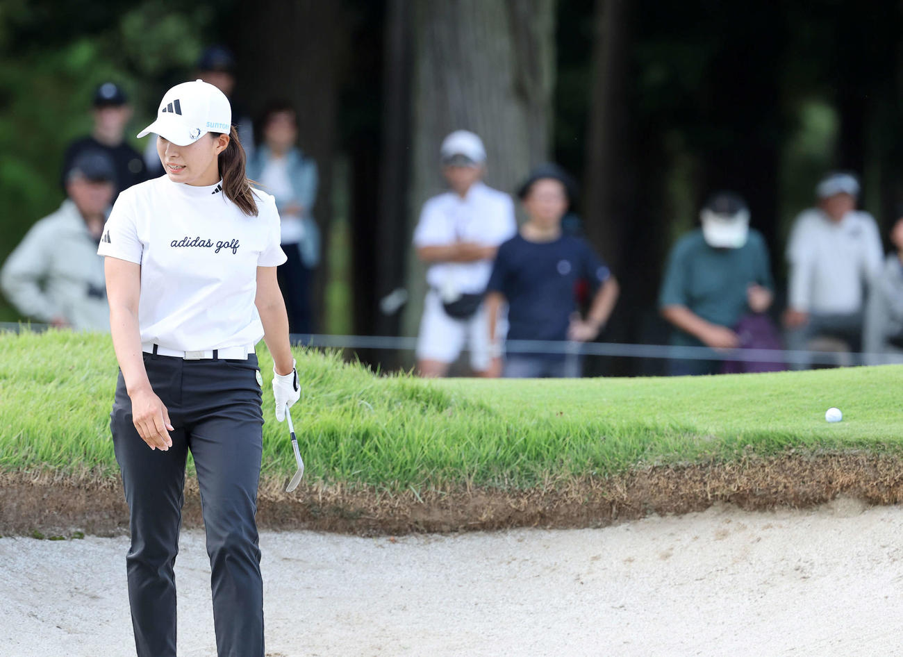 12番、バンカーショット後、納得いかない表情を見せる渋野（撮影・鈴木正人）