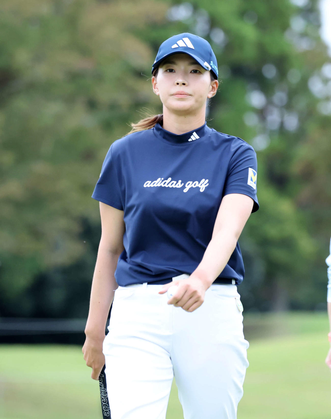 5番、パットを外し歩き出す渋野（撮影・鈴木正人）