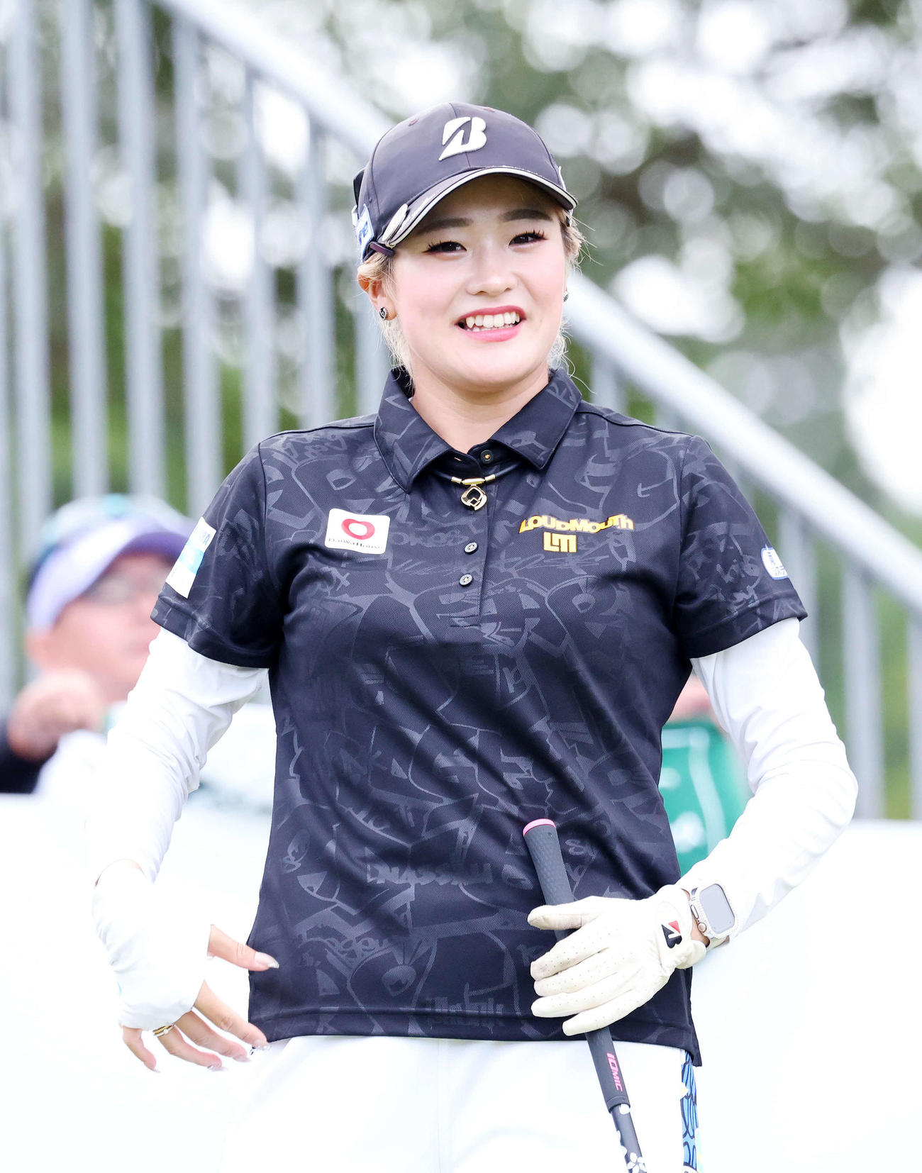 1番、ティーショット前、笑顔を見せる桑木（撮影・鈴木正人）