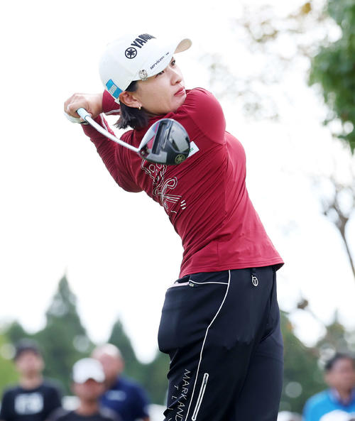 1番、ティーショットを放つ永井（撮影・鈴木正人）