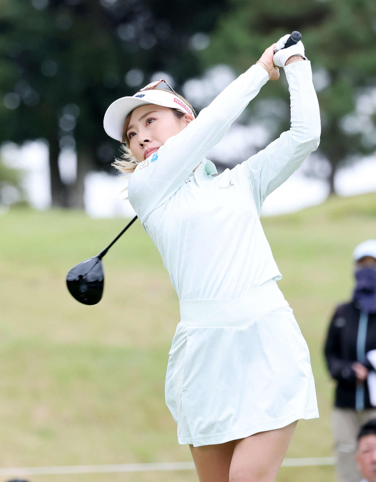 6番、ティーショットを放つ木村（撮影・鈴木正人）