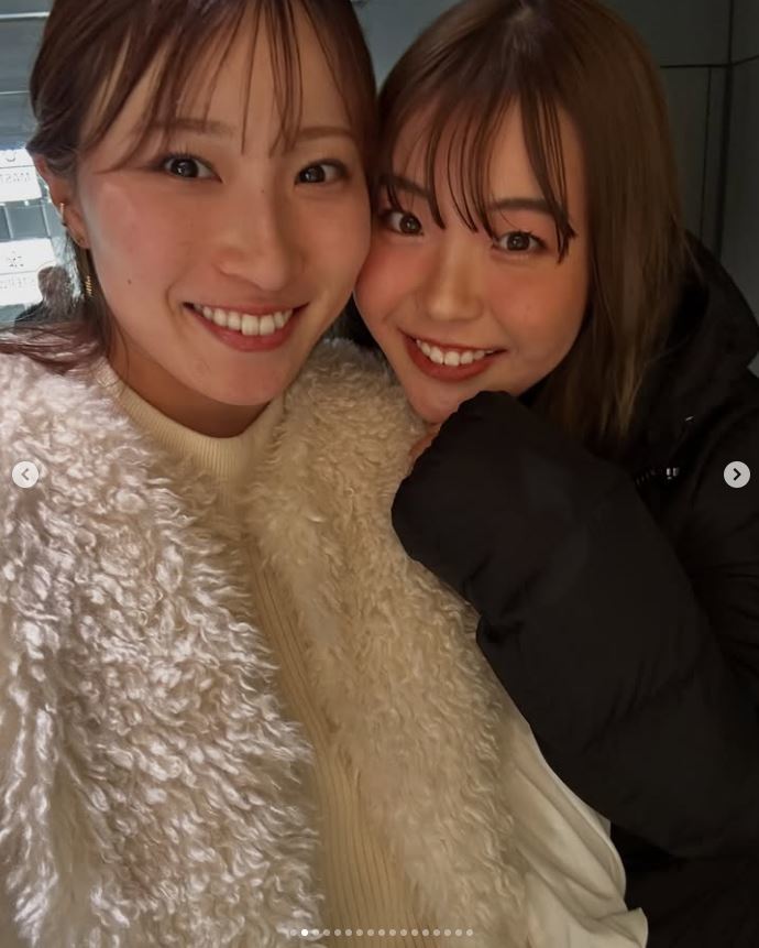 ほほを寄せる吉田優利と渋沢莉絵留＝吉田優利のインスタグラムから