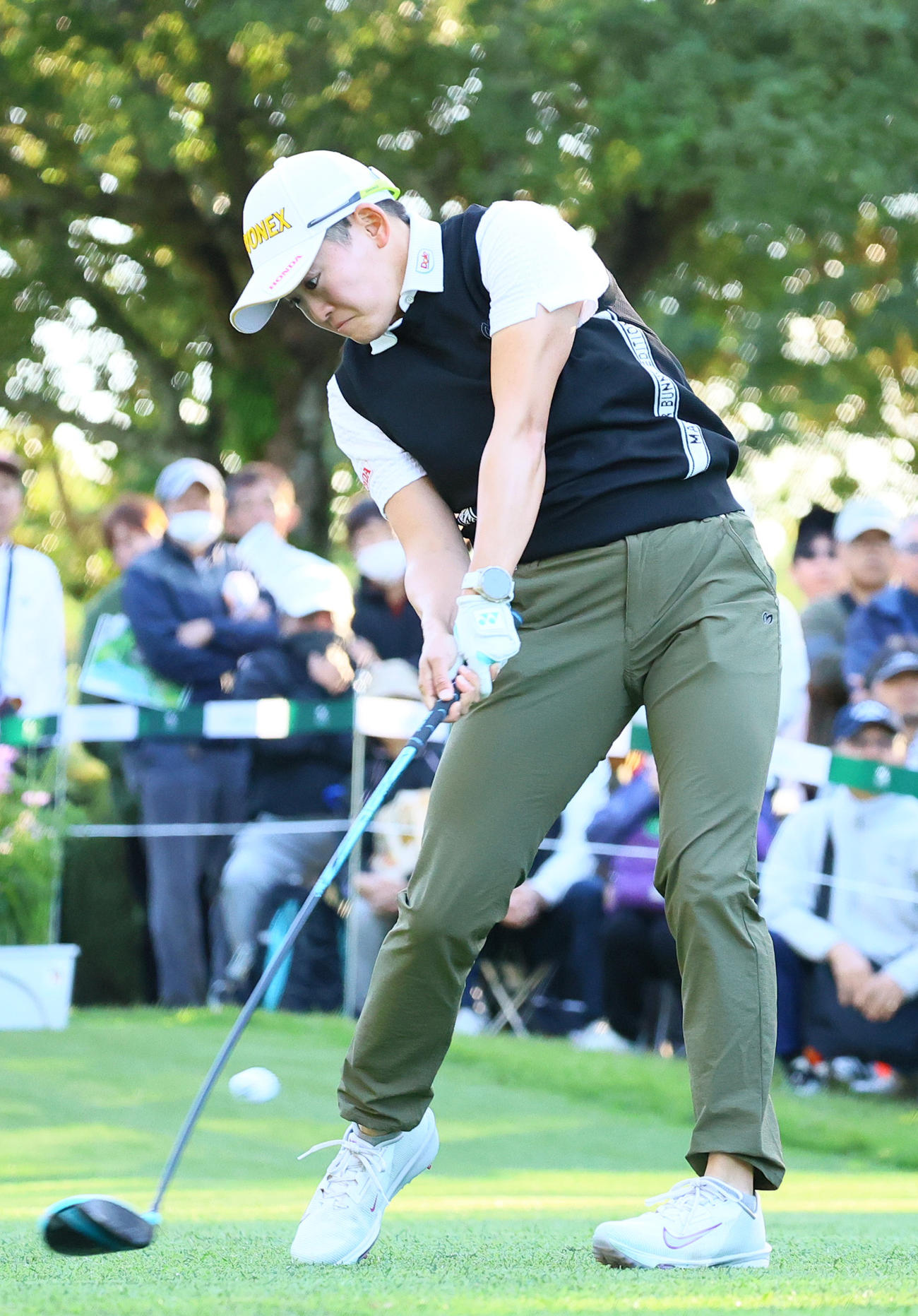 10番、ティーショットを放つ岩井明愛（撮影・上山淳一）