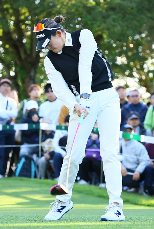 10番、ティーショットを放つ岩井千怜（撮影・上山淳一）