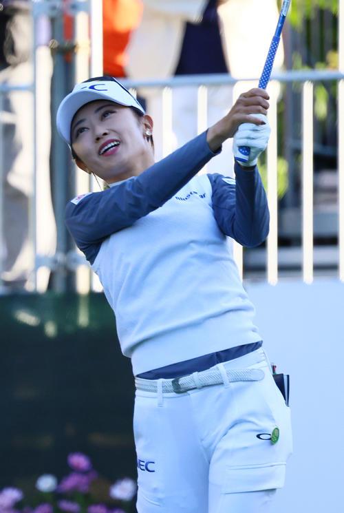 10番、ティーショットを放つ安田（撮影・上山淳一）