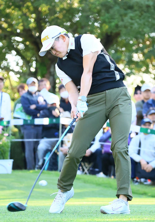 10番、ティーショットを放つ岩井明愛（撮影・上山淳一）