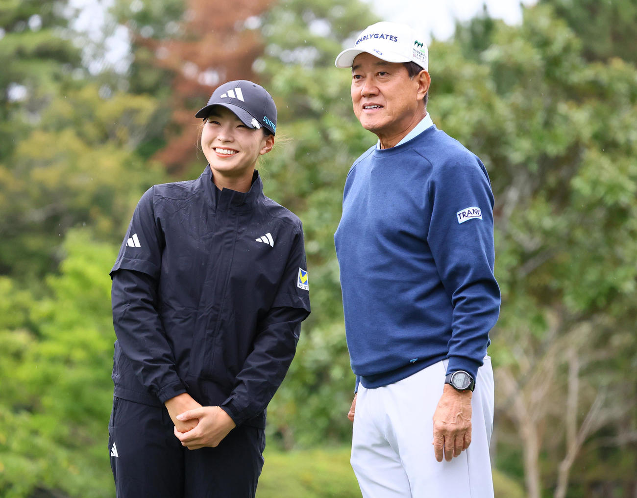 プロアマ大会で原辰徳氏（右）と記念撮影する渋野（撮影・上山淳一）