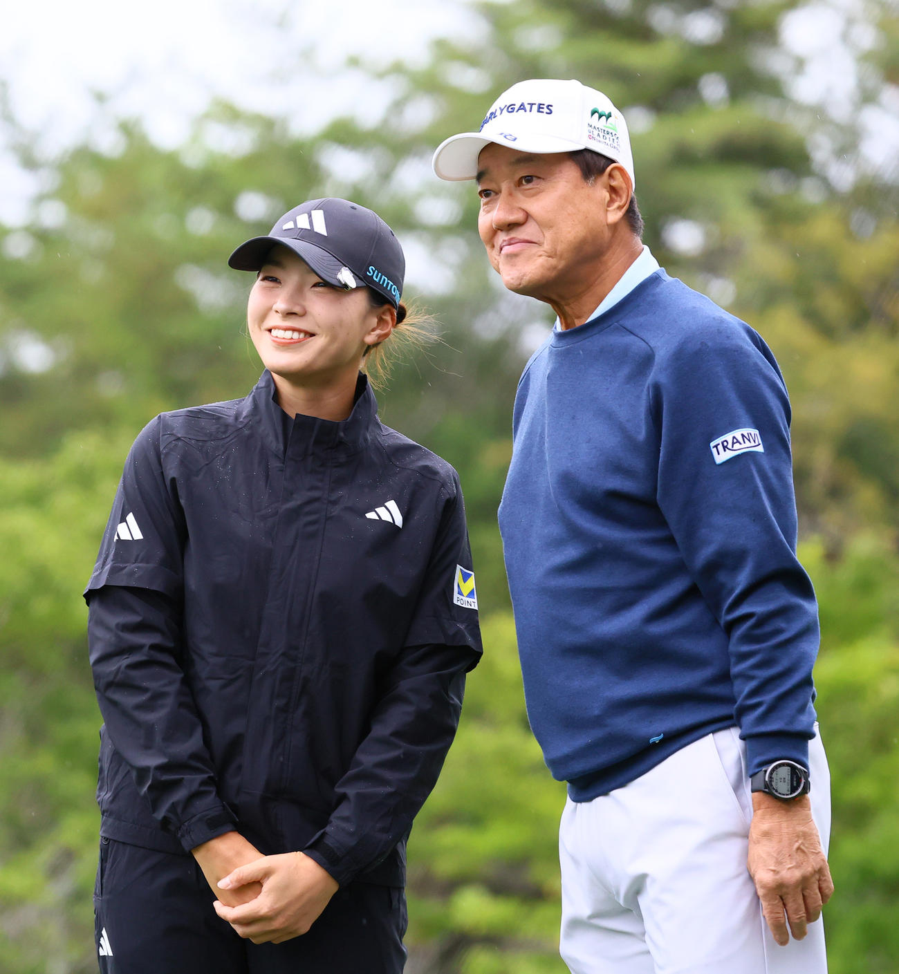 プロアマ大会で一緒にラウンドする原辰徳氏（右）と記念撮影する渋野（撮影・上山淳一）