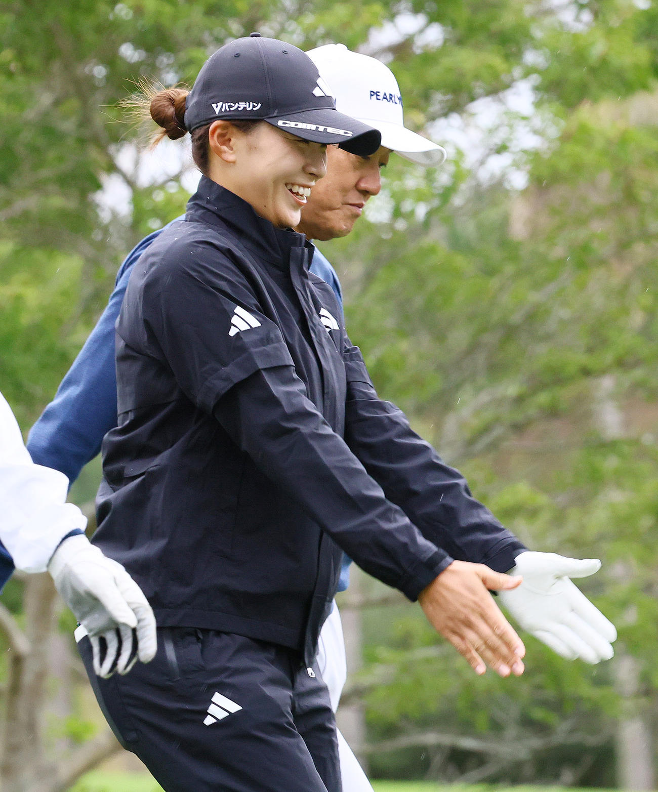 プロアマ大会で渋野（手前）は原辰徳氏と歩調を合わせてセカンド地点に向かう（撮影・上山淳一）