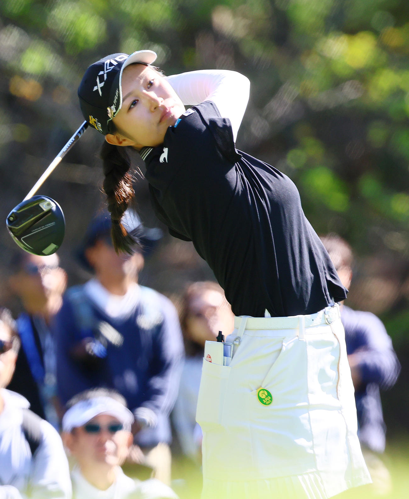 9番、ティーショットを放つ中村（撮影・上山淳一）