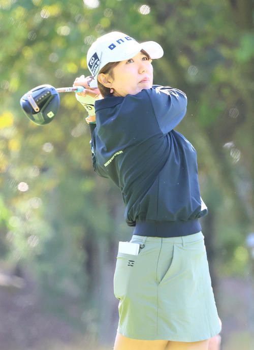 9番、ティーショットを放つ権藤（撮影・上山淳一）