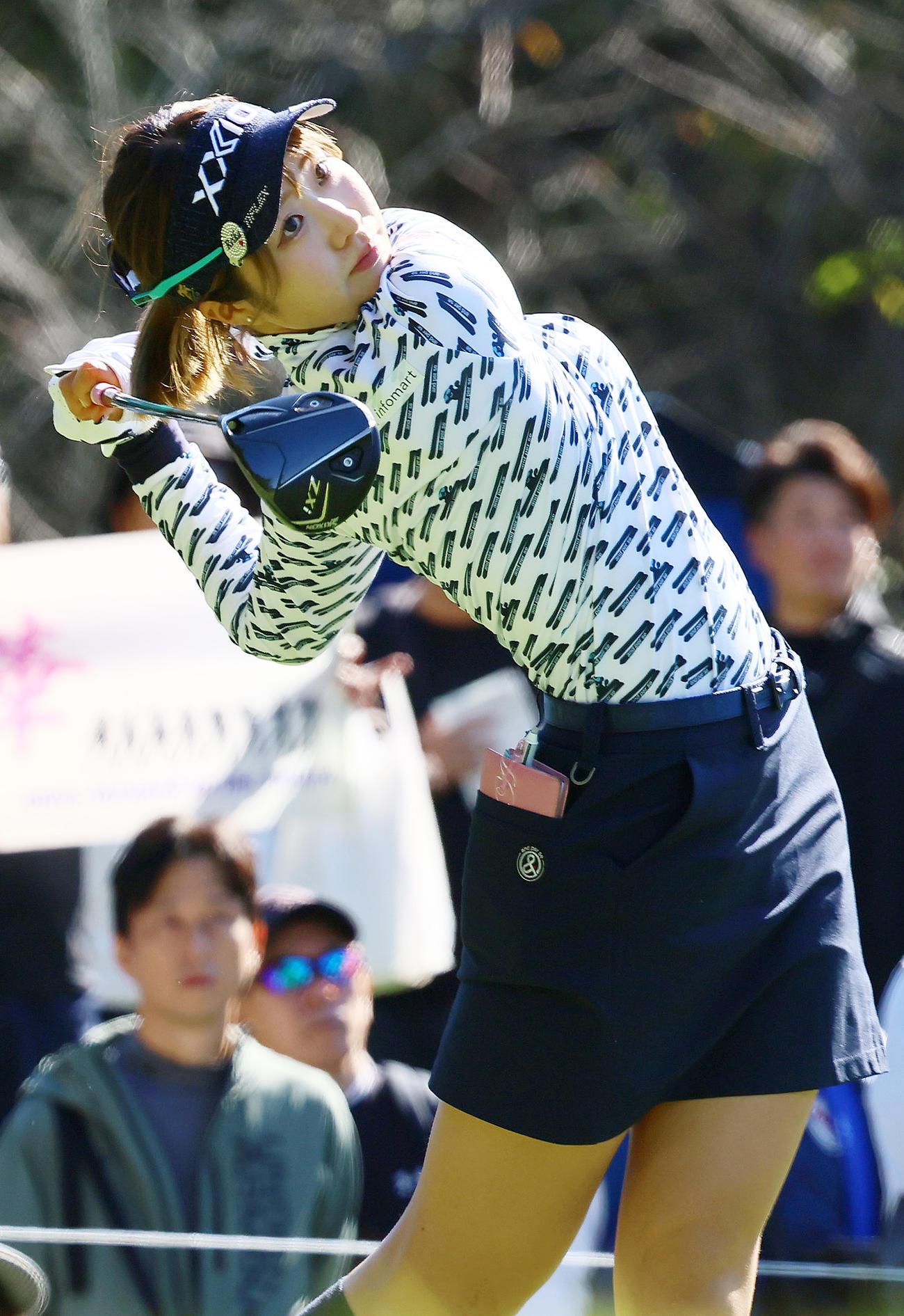 9番、ティーショットを放つ都（撮影・上山淳一）