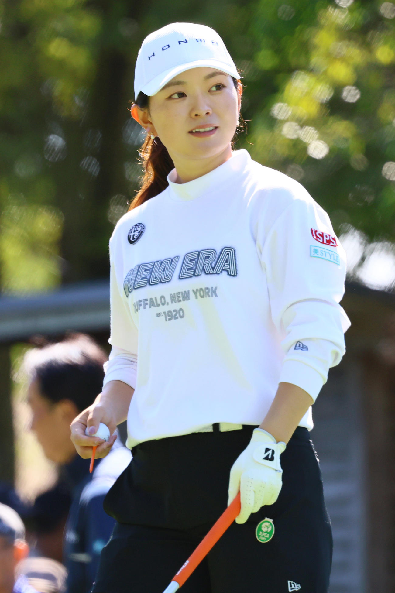 9番、ティーショットを前にコースを見る吉川桃（撮影・上山淳一）