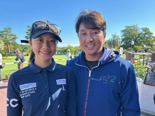 三浦淳寛さん（右）とホールアウトした長女由楽