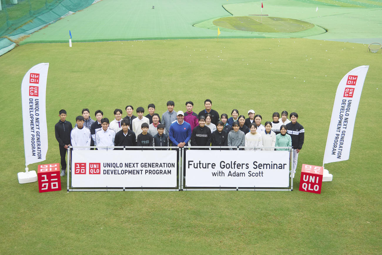 次世代育成イベント「Future Golfer Seminar2025」を開催したアダム・スコット（前列中央）は、参加者と記念撮影に納まった（ユニクロ提供）