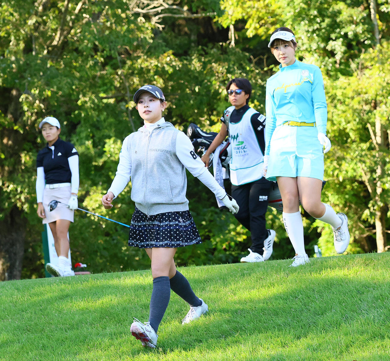 11番、ティーショットを放ちセカンド地点へ向かう吉田（手前）、都（左）、佐藤（撮影・上山淳一）