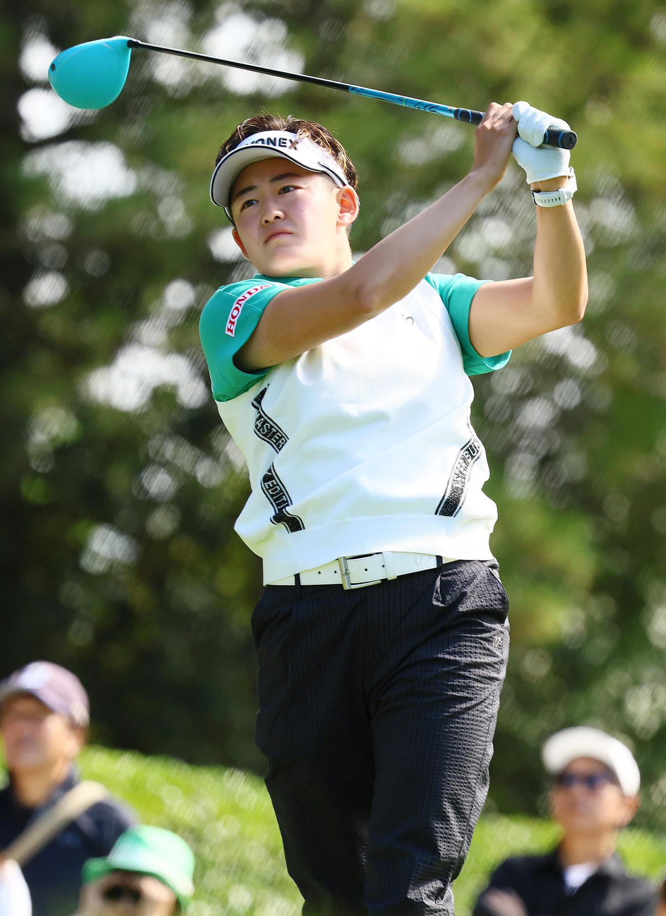 9番、ティーショットを放つ岩井明（撮影・上山淳一）