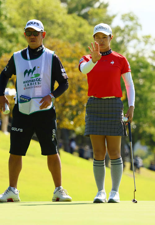 8番、ラインを読む中村（右）（撮影・上山淳一）