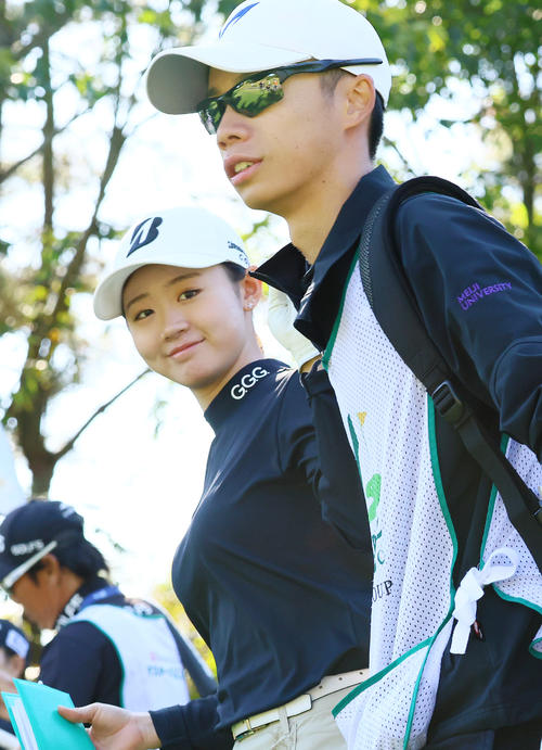 11番、笑顔で移動する茶木（左）（撮影・上山淳一）