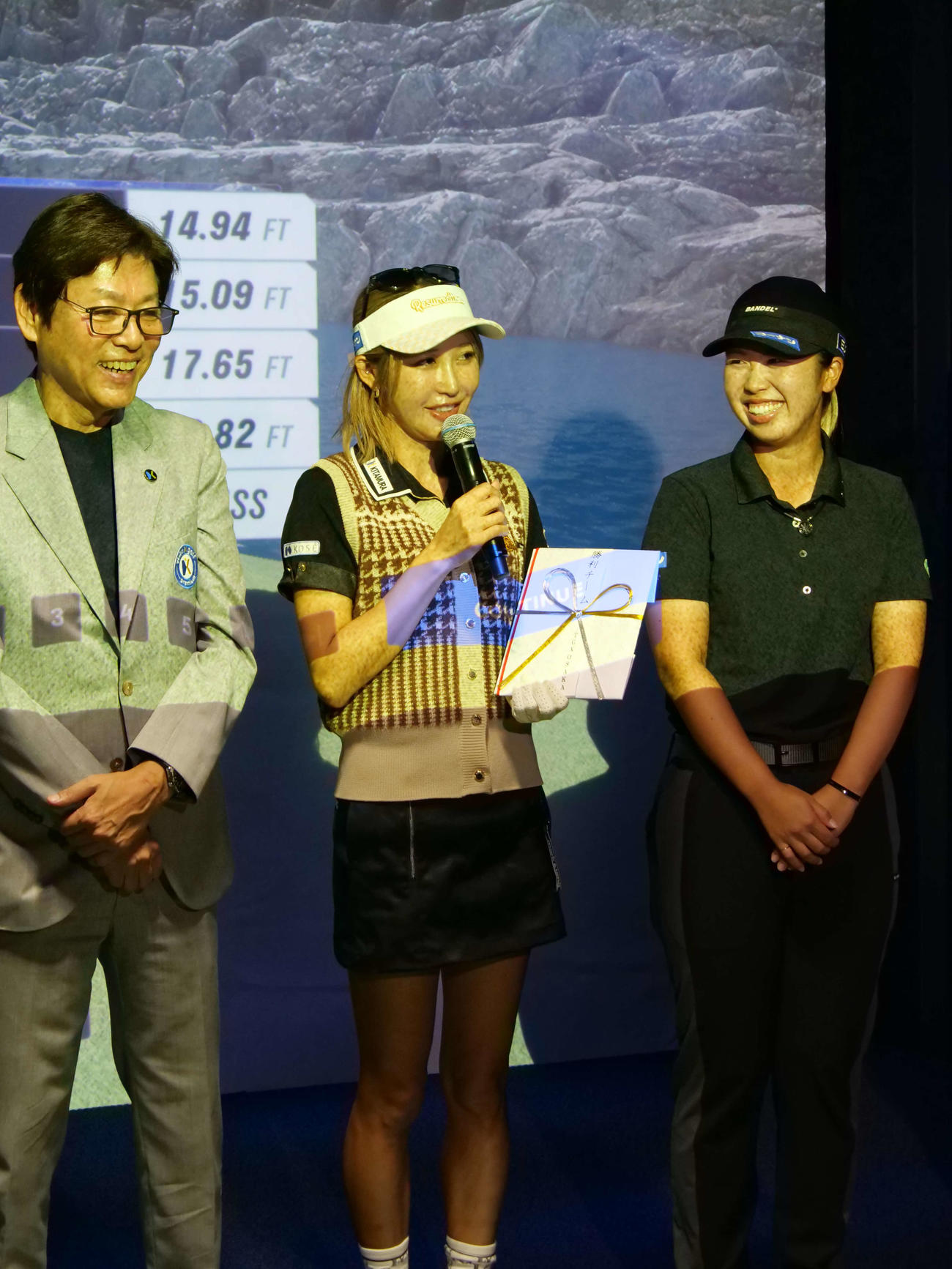 左から北村道一キタムラ建設代表取締役、優勝した喜びを話す金田久美子、上野菜々子