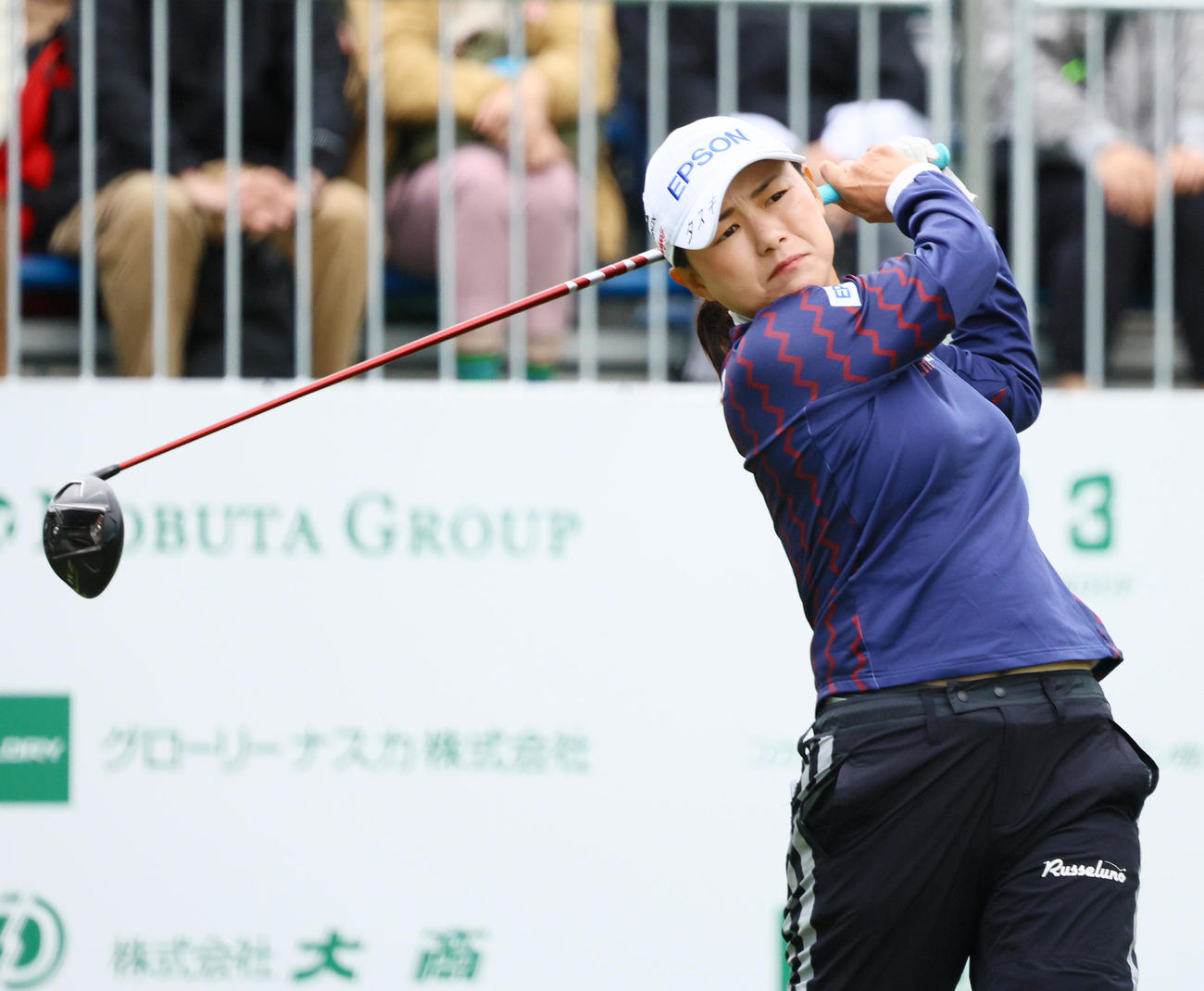 10番、ティーショットを放つ横峯（撮影・上山淳一）