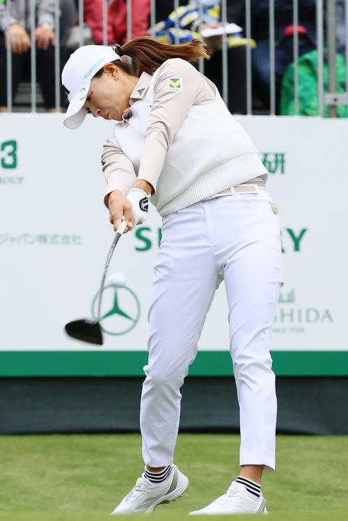 10番、ティーショットを放つ渋野（撮影・上山淳一）