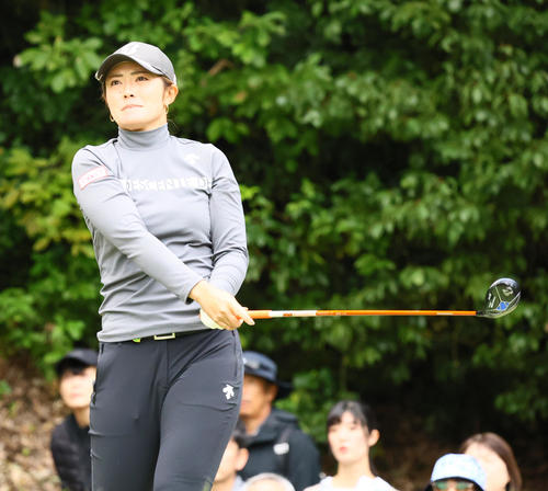 2番、ティーショットを放つ渡辺（撮影・上山淳一）