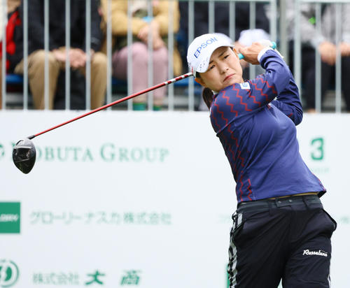 10番、ティーショットを放つ横峯（撮影・上山淳一）