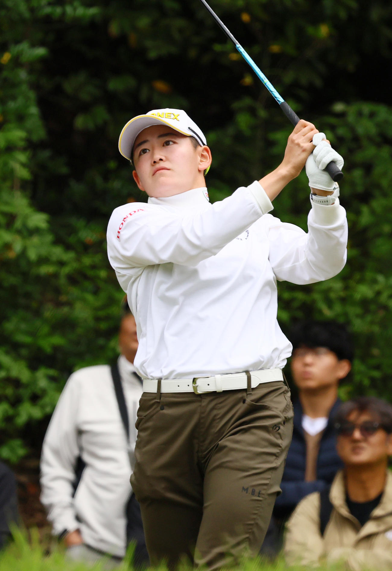 2番、ティーショットを放つ岩井明愛（撮影・上山淳一）