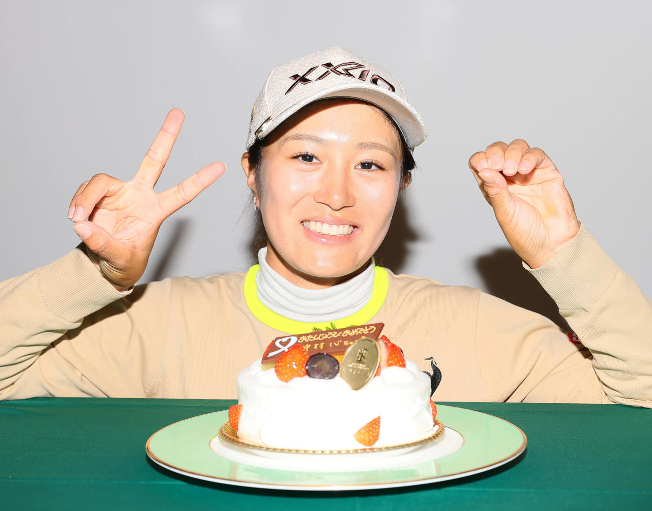 20歳を迎えた中村は誕生日ケーキが贈られ笑顔を見せる（撮影・上山淳一）