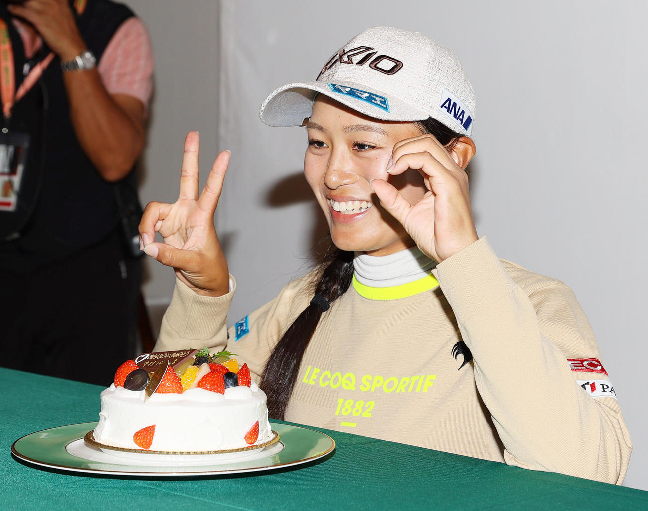 20歳を迎えた中村は誕生日ケーキが贈られ笑顔を見せる（撮影・上山淳一）