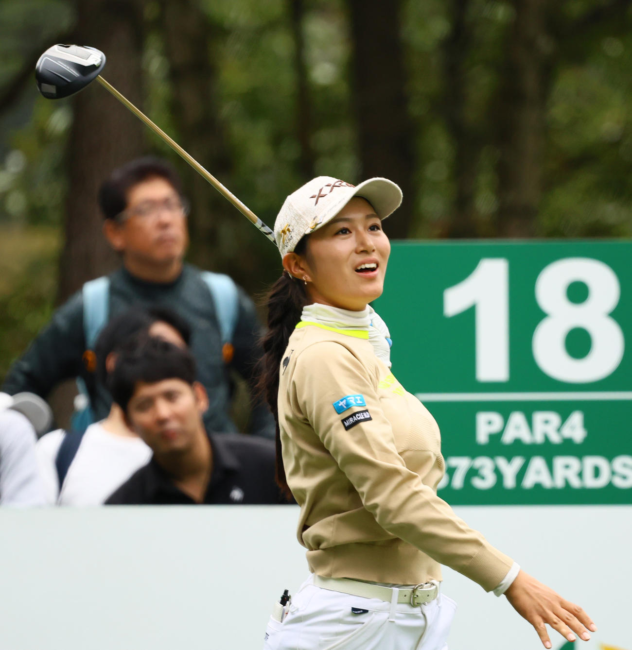 18番、ティーショットを放つ中村（撮影・上山淳一）