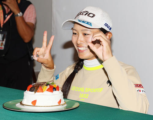 20歳を迎えた中村は誕生日ケーキが贈られ笑顔を見せる（撮影・上山淳一）