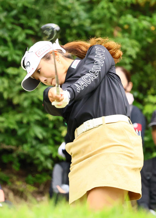 2番、ティーショットを放つ佐久間（撮影・上山淳一）