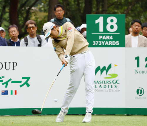18番、ティーショットを放つ中村（撮影・上山淳一）