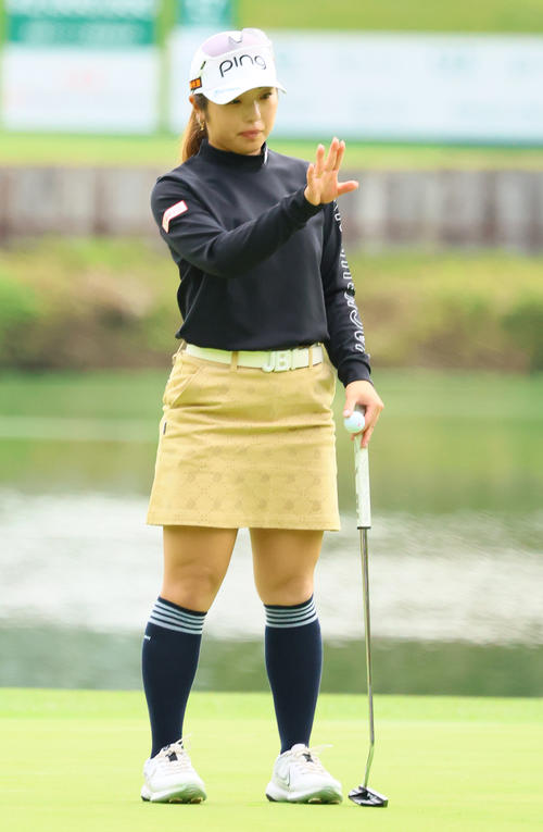17番、ラインを読む佐久間（撮影・上山淳一）