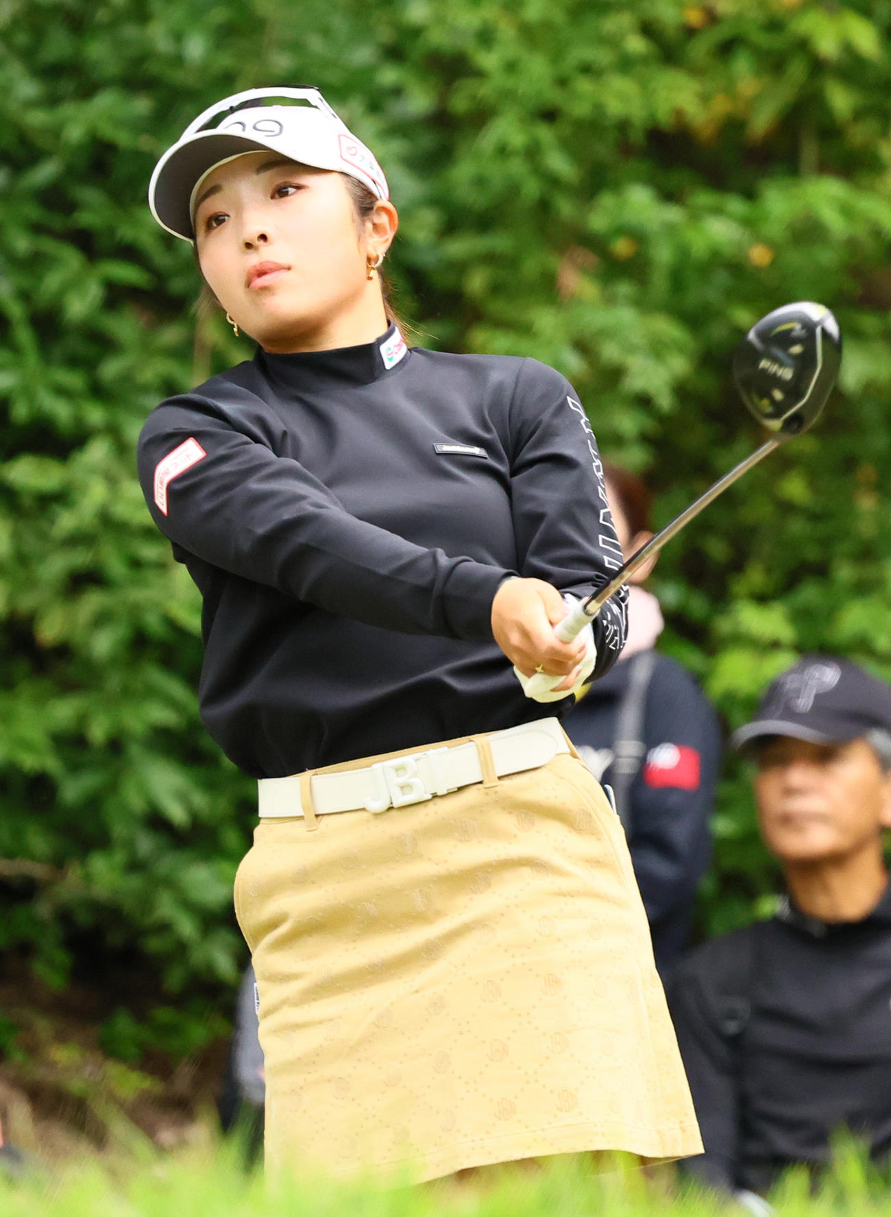 2番、ティーショットを放つ佐久間（撮影・上山淳一）