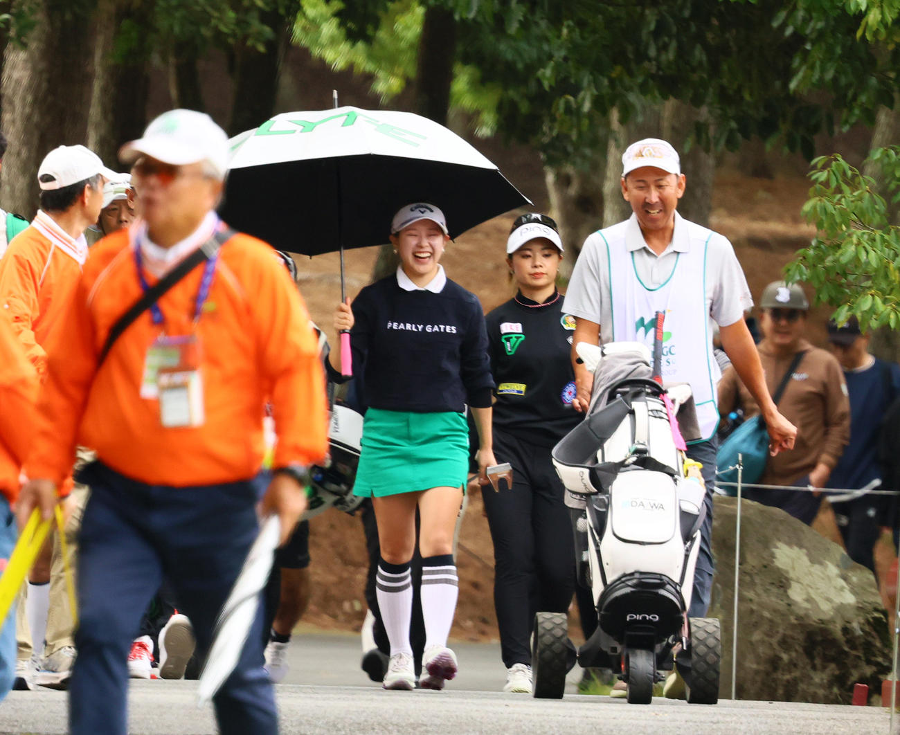 7番、リラックスした表情で移動する吉田（左）と藤田か（撮影・上山淳一）
