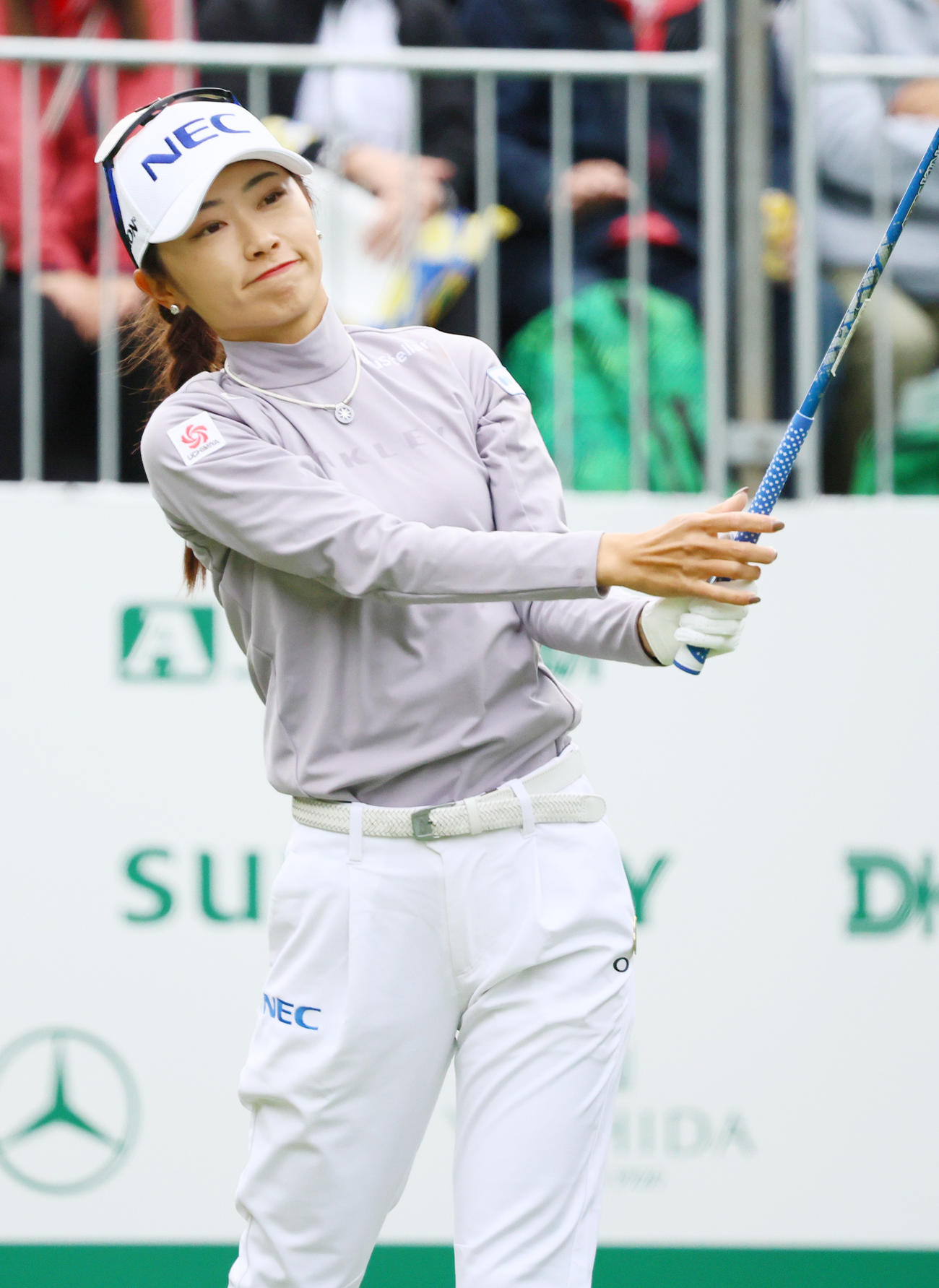 10番、ティーショットを放つ安田祐（撮影・上山淳一）