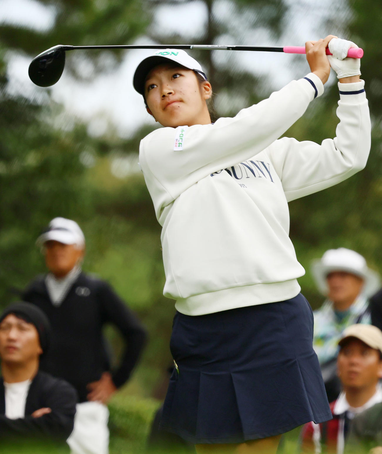 9番、ティーショットを放つ長沢（撮影・上山淳一）