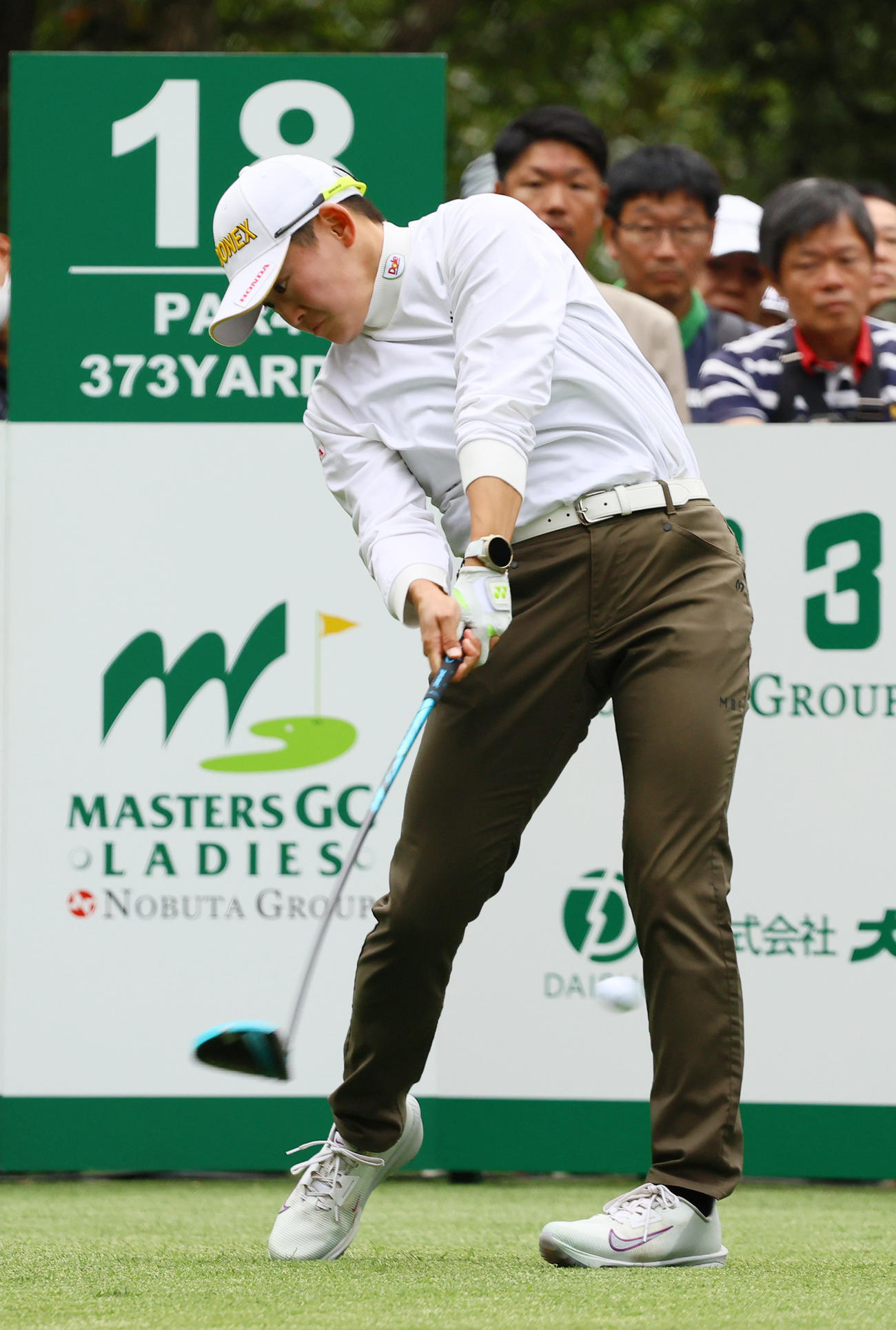 18番、ティーショットを放つ岩井明（撮影・上山淳一）
