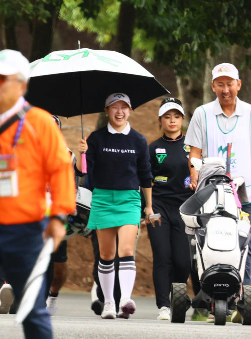 7番、リラックスした表情で移動する吉田（左）と藤田か（撮影・上山淳一）