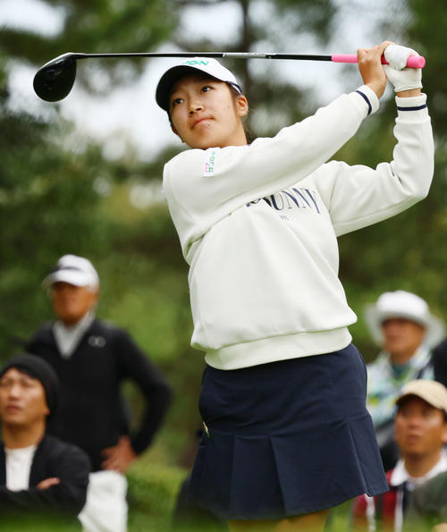 9番、ティーショットを放つ長沢（撮影・上山淳一）