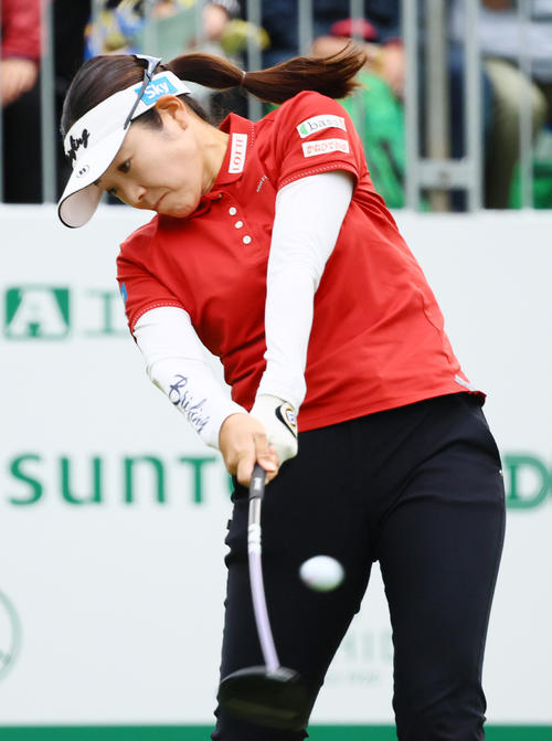 10番、ティーショットを放つ仲宗根（撮影・上山淳一）