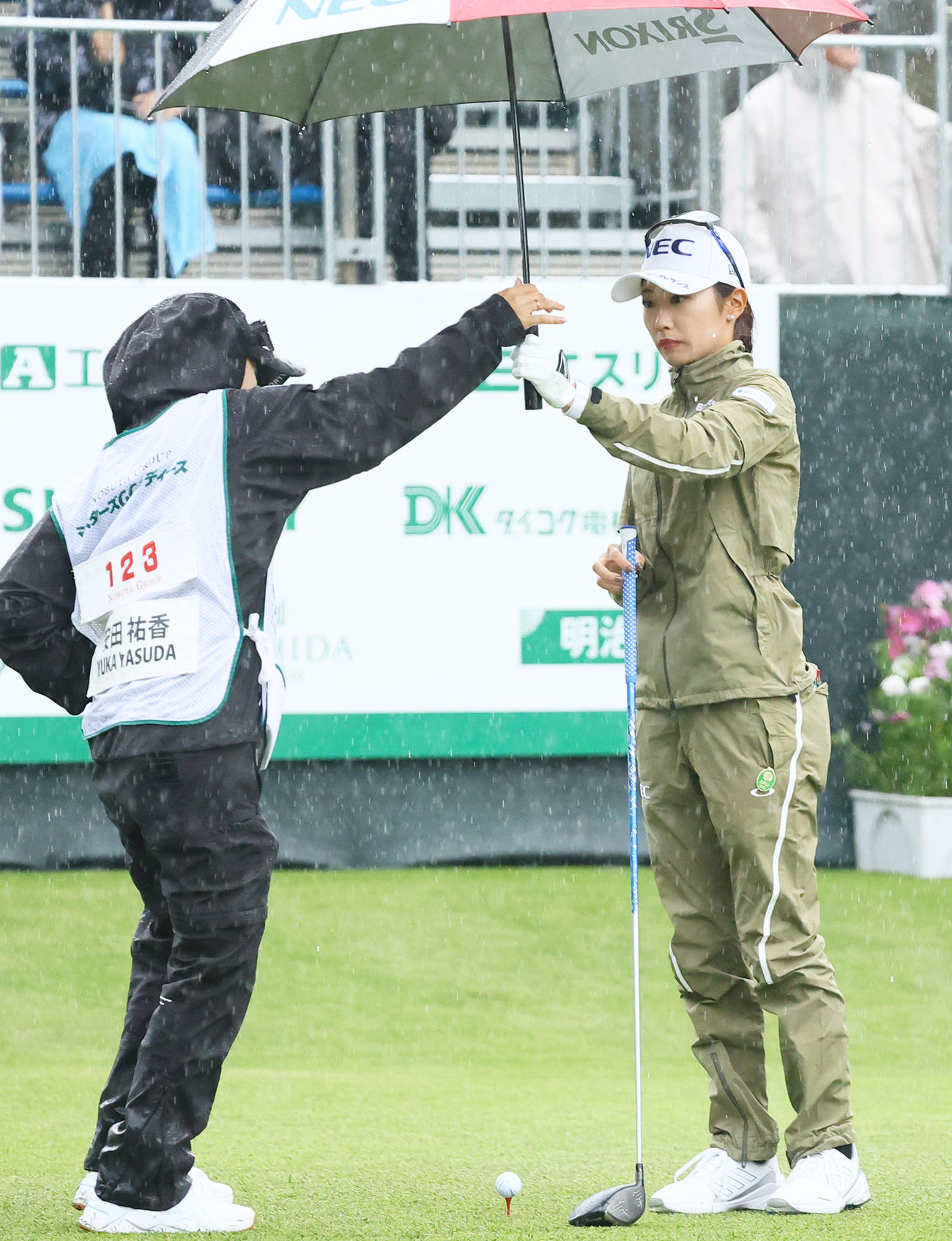 10番、ティーショットを前に傘を渡す安田祐（撮影・上山淳一）