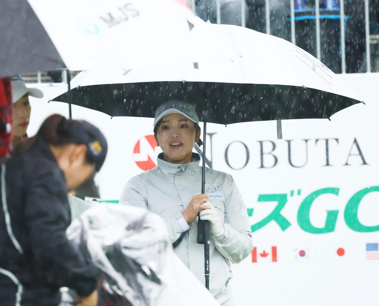 10番、雨の中、スタートを待つ葭葉（撮影・上山淳一）