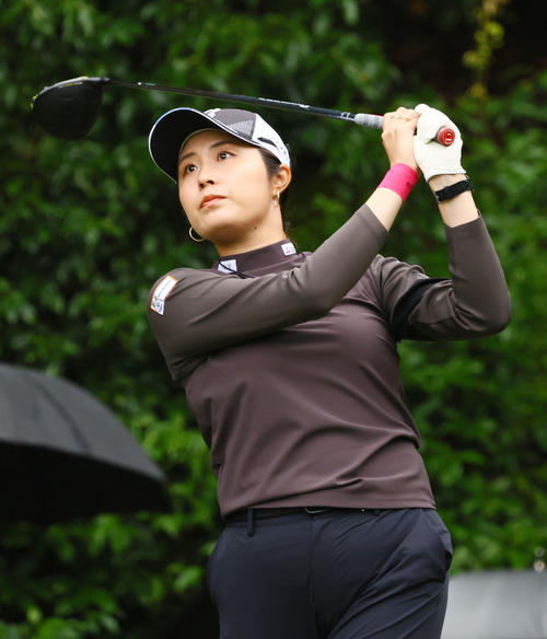 2番、ティーショットを放つ大里（撮影・上山淳一）